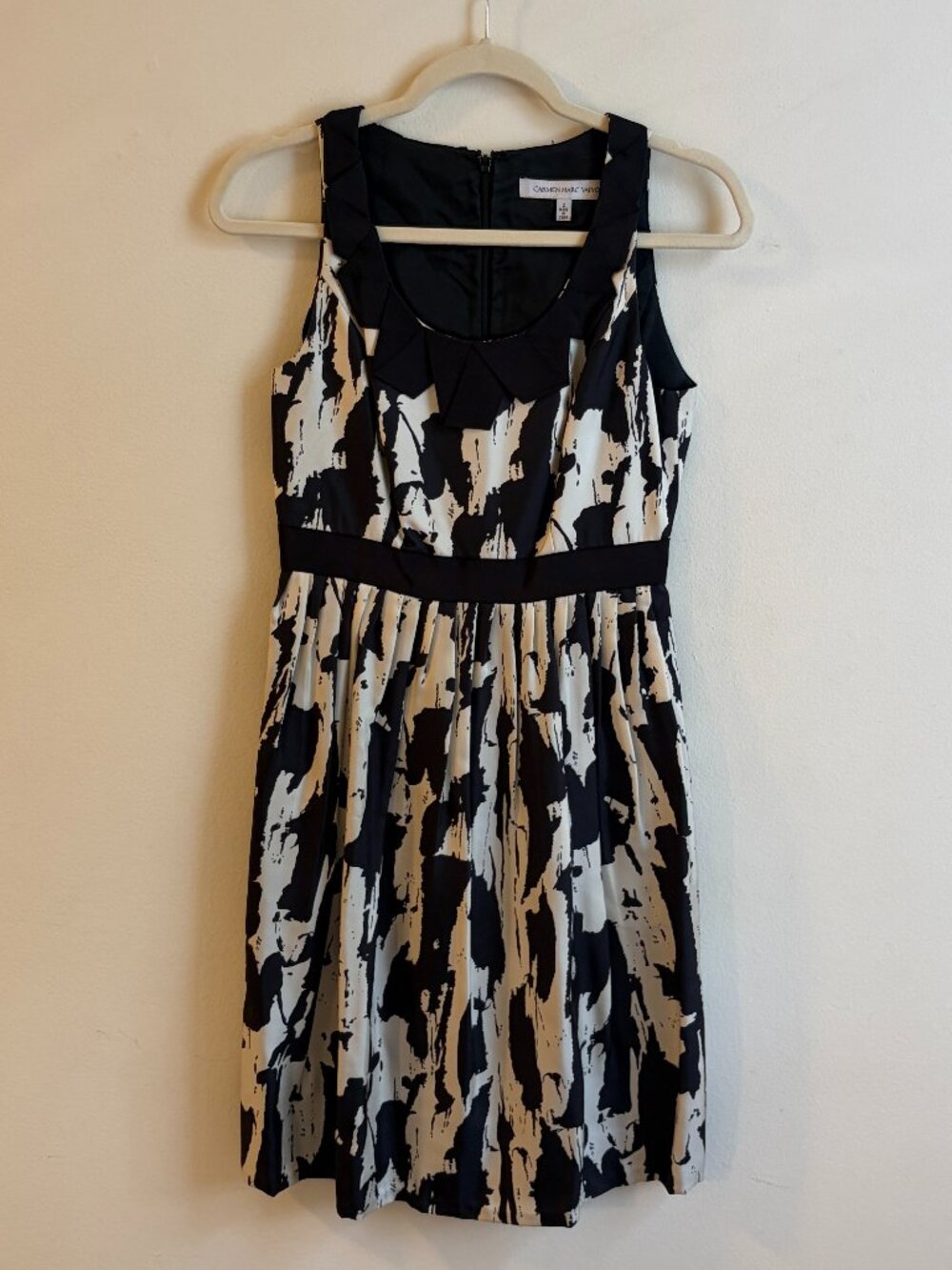 Carmen Marc Valvo Dress Silk Scoop Neck Black White Abstract Midi Size 2